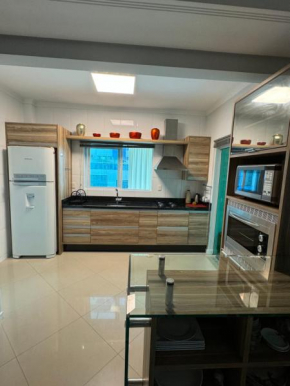 Apartamento com 3 suítes a 300 metros da praia